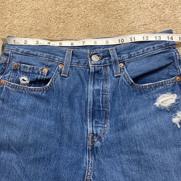 Levi's Premium Button Distressed Mid Rise Women's Jeans. Excellent Condition! - Picture 7 of 11
